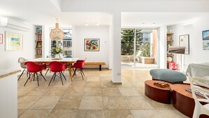 Una sala moderna con comedor, un ventanal y vistas al exterior.
