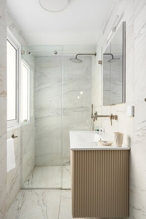 Dusche, kostenlose Toilettenartikel, Haartrockner, Handtücher
