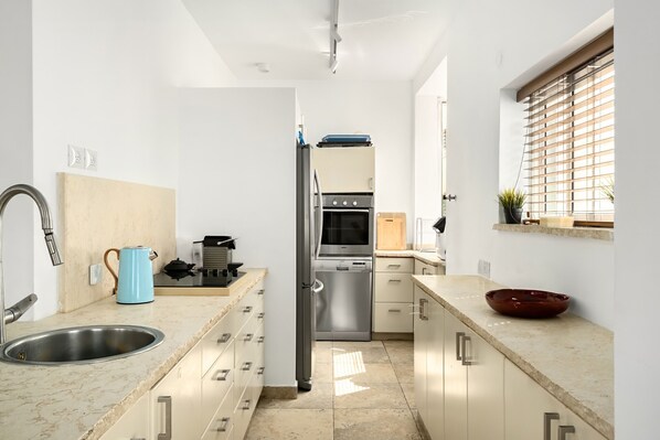 Jääkaappi, mikroaaltouuni, uuni, astianpesukone