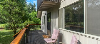 Relaxing dog-friendly house with private yard & entertainment - walk to the beach