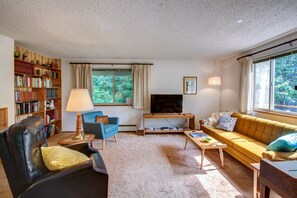 Fernseher, Bücher, Musikbibliothek