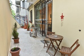 Outdoor dining - Apartment in old Tbilisi (Dzveli Tbilisi)