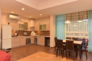 Fridge, microwave, oven, stovetop - Apartment in old Tbilisi (Dzveli Tbilisi)