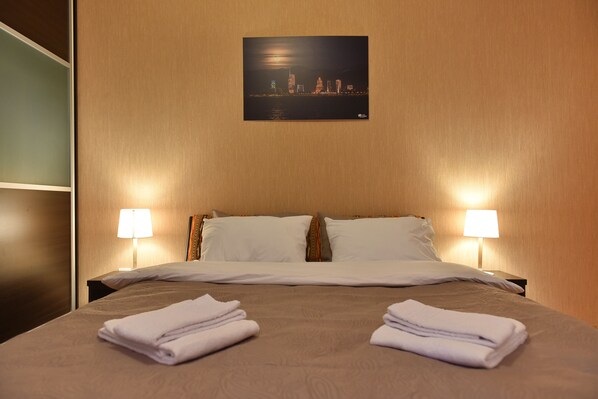 2 bedrooms, desk, iron/ironing board, WiFi