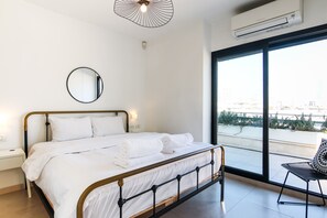 4 bedrooms, iron/ironing board, free WiFi, bed sheets