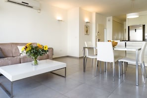 TV - MIKLAT Full Comfort 1BR near Frishman Beach by FeelHome (Tel Aviv - Jaffa)