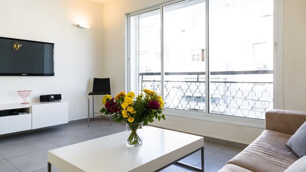 TV - MIKLAT Full Comfort 1BR near Frishman Beach by FeelHome (Tel Aviv - Jaffa)