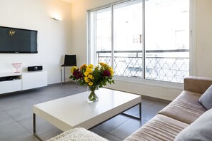 TV - MIKLAT Full Comfort 1BR near Frishman Beach by FeelHome (Tel Aviv - Jaffa)