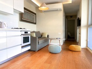 TV - MAMAD Chic 1BR in City Center by FeelHome (Jerusalem)