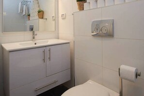 浴槽、ヘアドライヤー、タオル