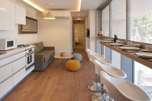 Fridge, microwave, oven, coffee/tea maker - MAMAD Chic 1BR in City Center by FeelHome (Jerusalem)