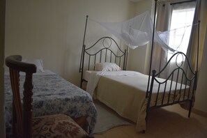 Basic House, 4 Bedrooms | Iron/ironing board, bed sheets