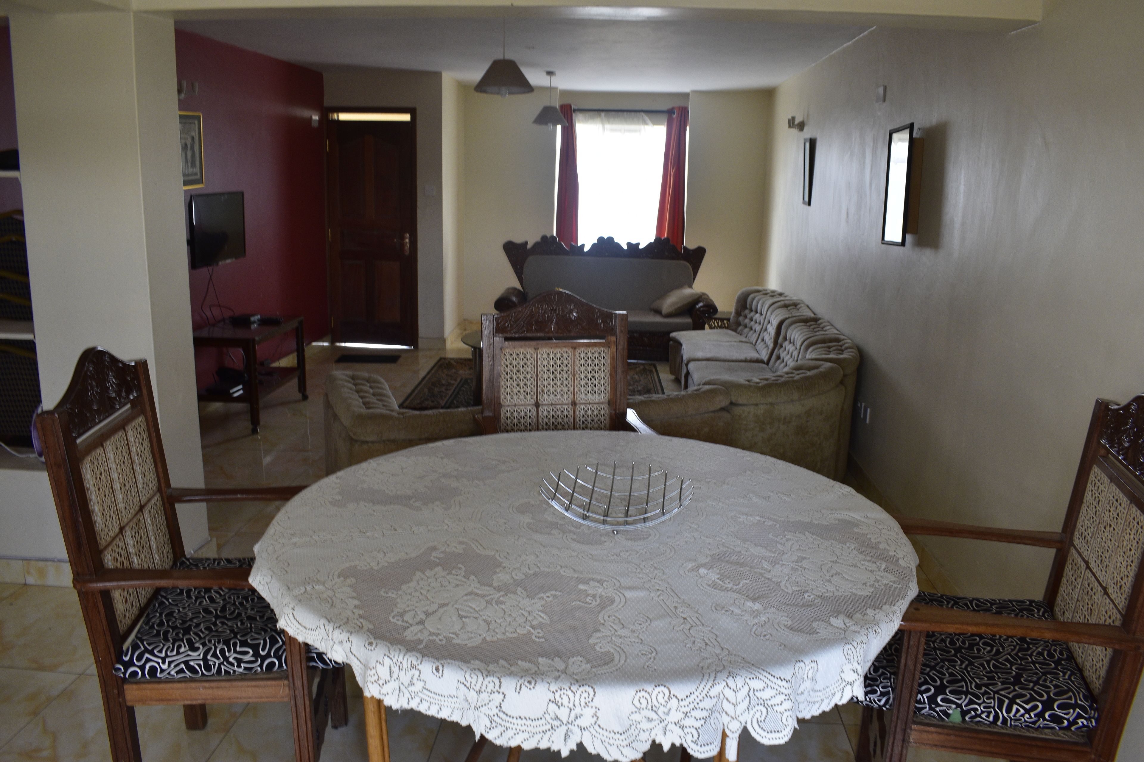 Basic House, 4 Bedrooms | In-room dining