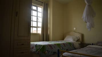 Basic House, 4 Bedrooms | Iron/ironing board, bed sheets