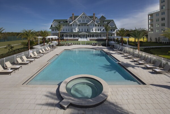 Piscine extérieure, parasols