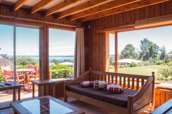 Cabaña estándar, 2 habitaciones | Zona de estar | Una televisión de pantalla plana