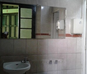 Shower, free toiletries