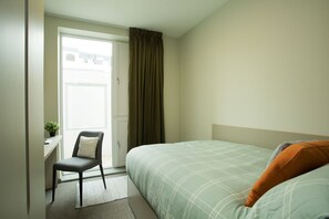 책상, 노트북 작업 공간, 암막 커튼, 다리미/다리미판