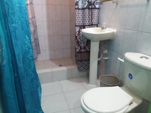 Regadera y amenidades de baño gratuitas
