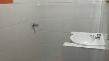 Shower, free toiletries