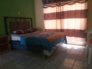 Basic-Doppelzimmer, 1 Doppelbett | Kostenloses WLAN, Bettwäsche