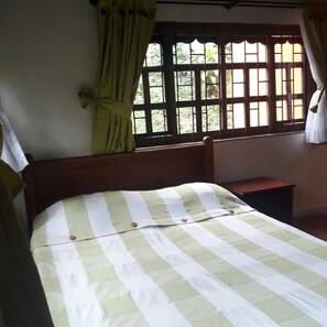 Habitación doble, 1 cama de matrimonio, vistas a la montaña | Caja fuerte, tabla de planchar con plancha, camas supletorias