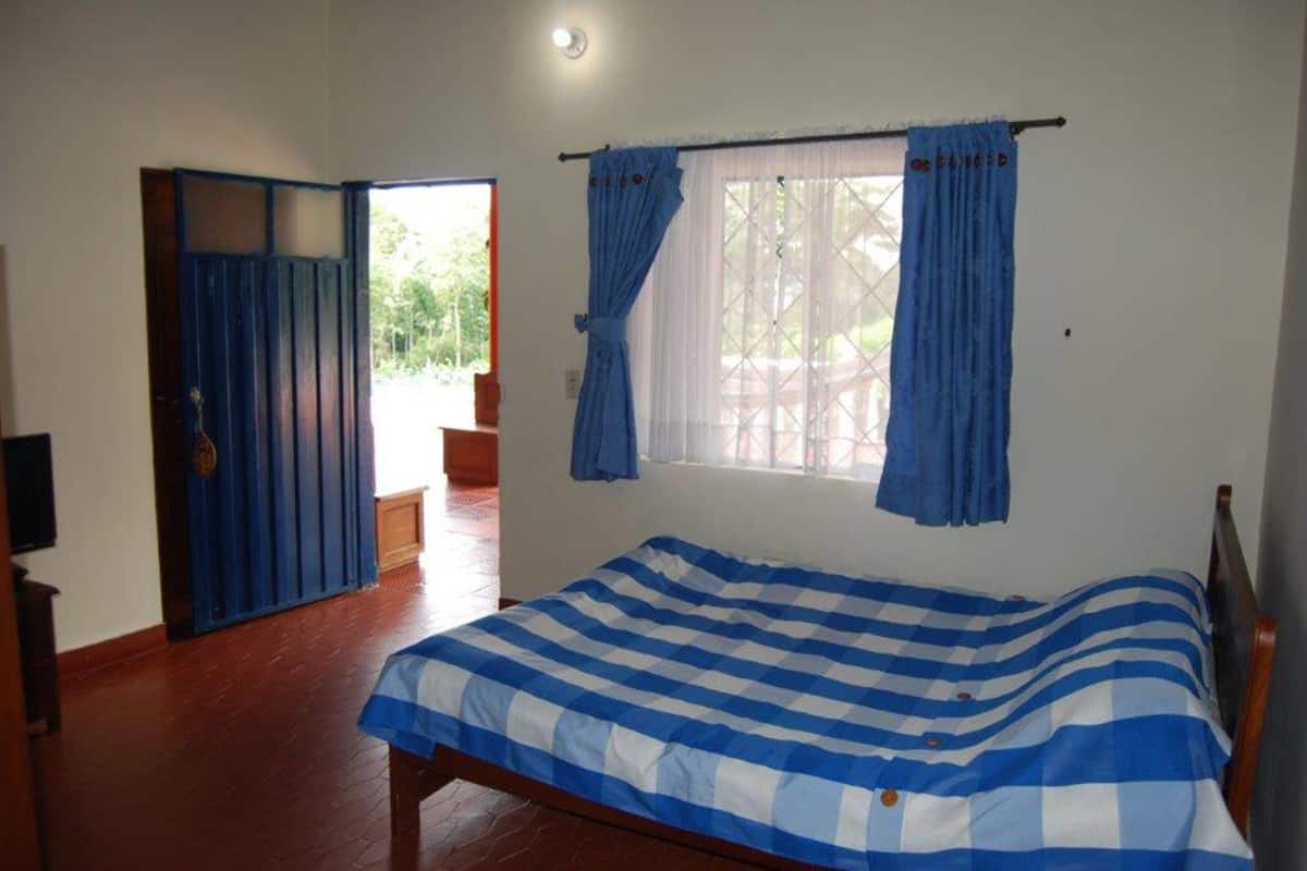 Double Room, 1 Queen Bed, Mountain View | In-room safe, iron/ironing board (on request), rollaway beds (surcharge)