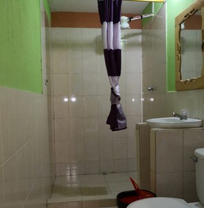 Doppia Basic, 1 letto matrimoniale, non fumatori | Bagno | Doccia, set di cortesia gratuito