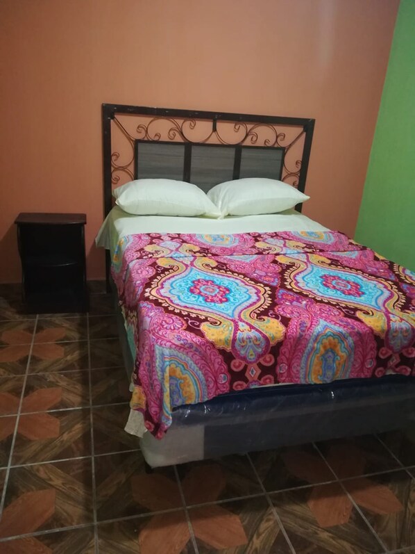 Basic-Doppelzimmer, 1 Doppelbett, Nichtraucher, eigenes Bad | Kostenloses WLAN, Bettwäsche