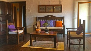 Unclassified image, 3 of 10, button - Casita del Arco (Antigua Guatemala)