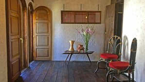 Unclassified image, 4 of 10, button - Casita del Arco (Antigua Guatemala)
