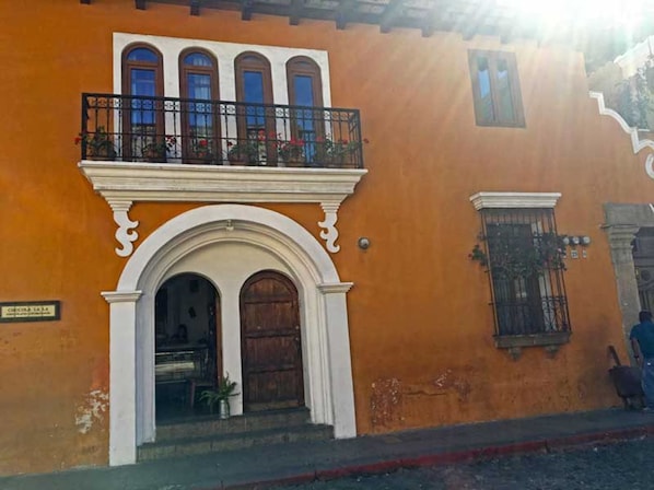 Vista frontal de la propiedad