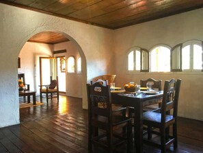 Habitación, 1 cama doble | Zona de estar | Una televisión