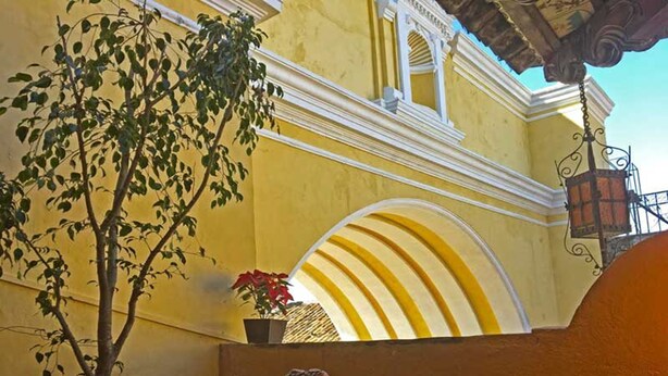 Unclassified image, 1 of 10, button - Casita del Arco (Antigua Guatemala)