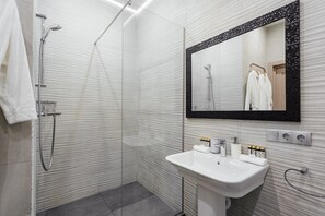 特色公寓 | 浴室 | 淋浴设施、免费洗浴用品、吹风机、毛巾