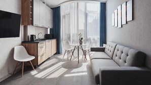 Luxury-Apartment, Strandnähe | Wohnbereich | 50-Zoll-Smart-TV mit Kabelempfang, Fernseher