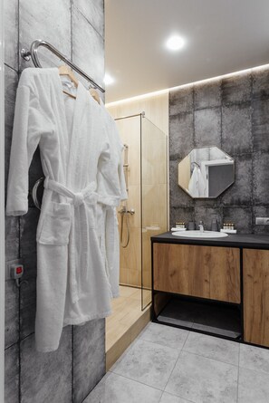 Luxury-Apartment, Strandnähe | Badezimmer | Dusche, kostenlose Toilettenartikel, Haartrockner, Handtücher