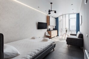 Premium bedding, pillow-top beds, individually decorated - Arcadia Sky Apartments (Odesa)