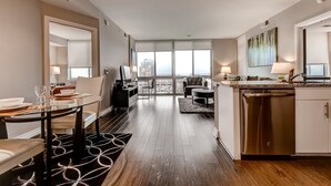Eine moderne Wohnung mit Essbereich, Küche und Wohnraum.