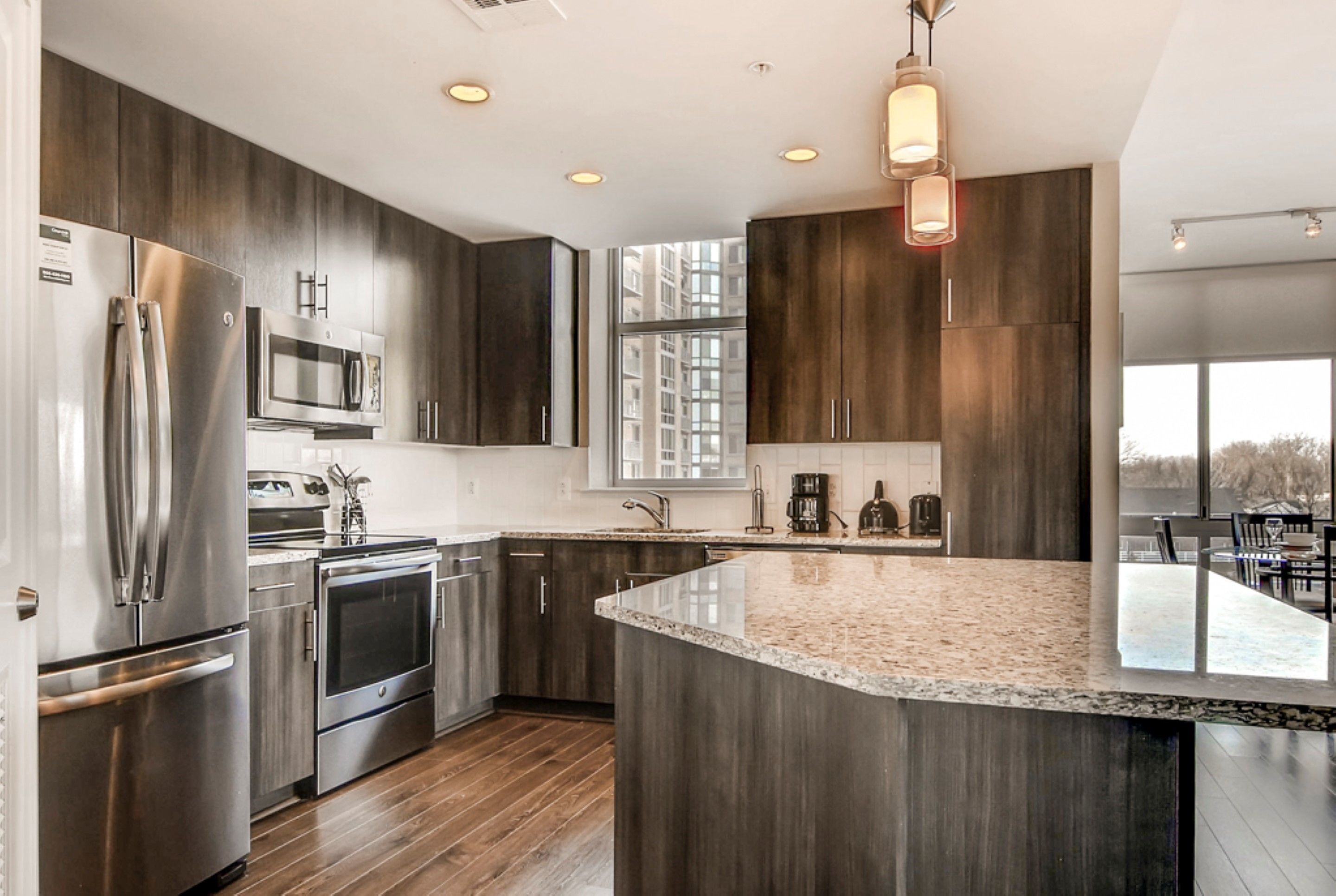 Departamento de lujo, 2 habitaciones | Cocina privada | Refrigerador con congelador, microondas, horno y parrilla de estufa 