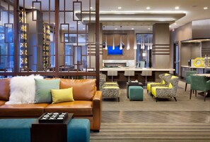 Lobby sitting area - Bluebird Suites in Reston (Reston)