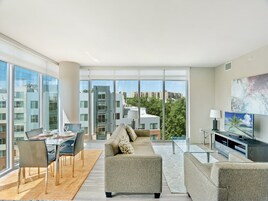 Una televisión de pantalla plana