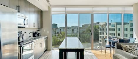 Stort kylskåp, mikrovågsugn, ugn och spishäll