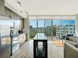 Frigorífico grande, microondas, horno y placa de cocina