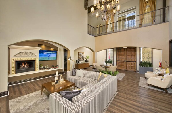 Lobby sitting area - Bluebird Suites in Santa Clara (Santa Clara)