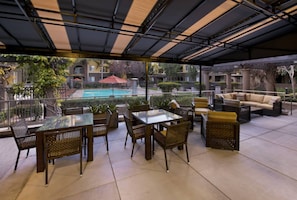 Outdoor pool - Bluebird Suites in Santa Clara (Santa Clara)