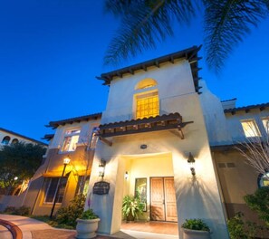 Property entrance - Bluebird Suites in Santa Clara (Santa Clara)