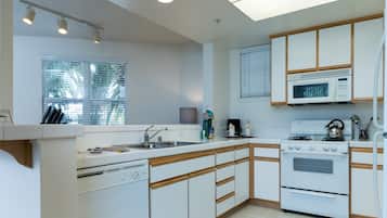 Luxury Apartment, 1 Bedroom | Private kitchen | Full-sized fridge, microwave, oven, stovetop