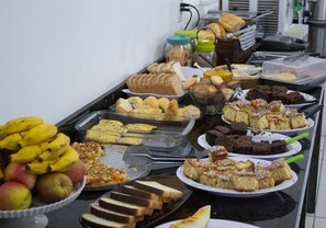 Free daily buffet breakfast - Praia Comprida Hotel (Sao Jose)