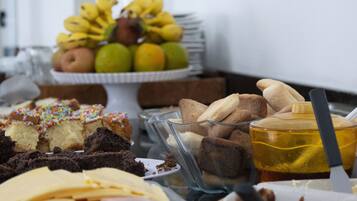 Café da manhã com buffet grátis todos os dias